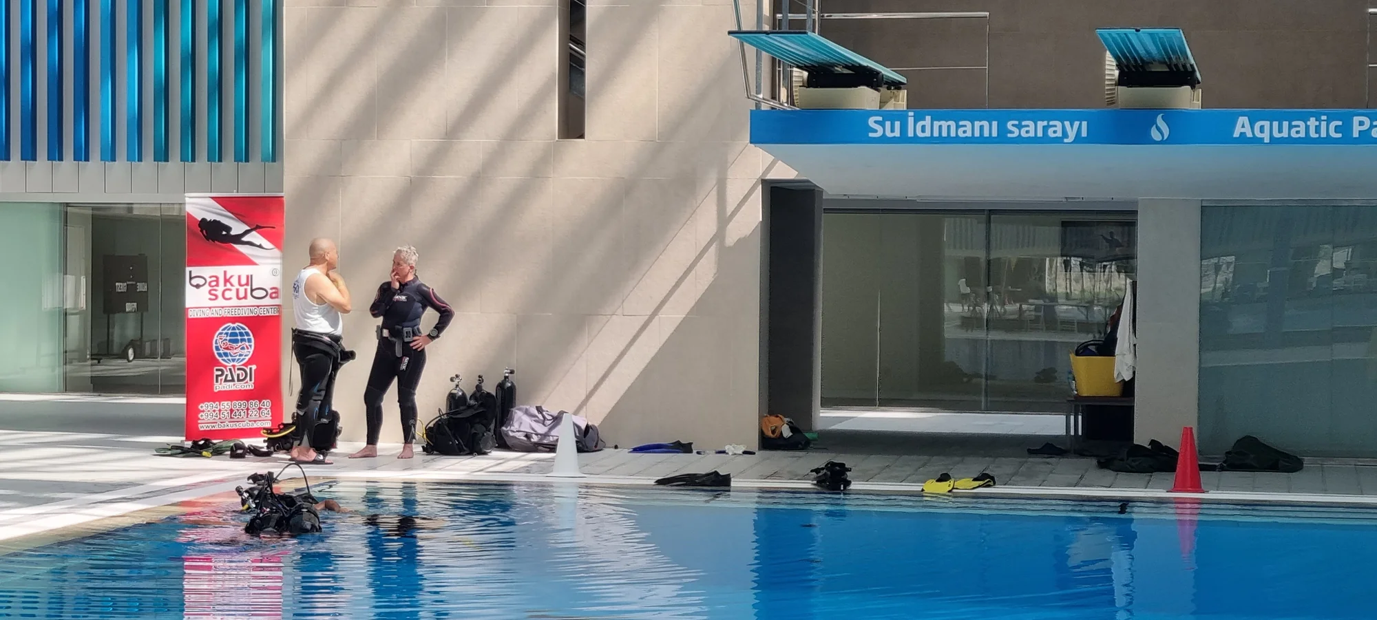 Giuseppe Moscarda briefing with Nicky Scales before the dive
