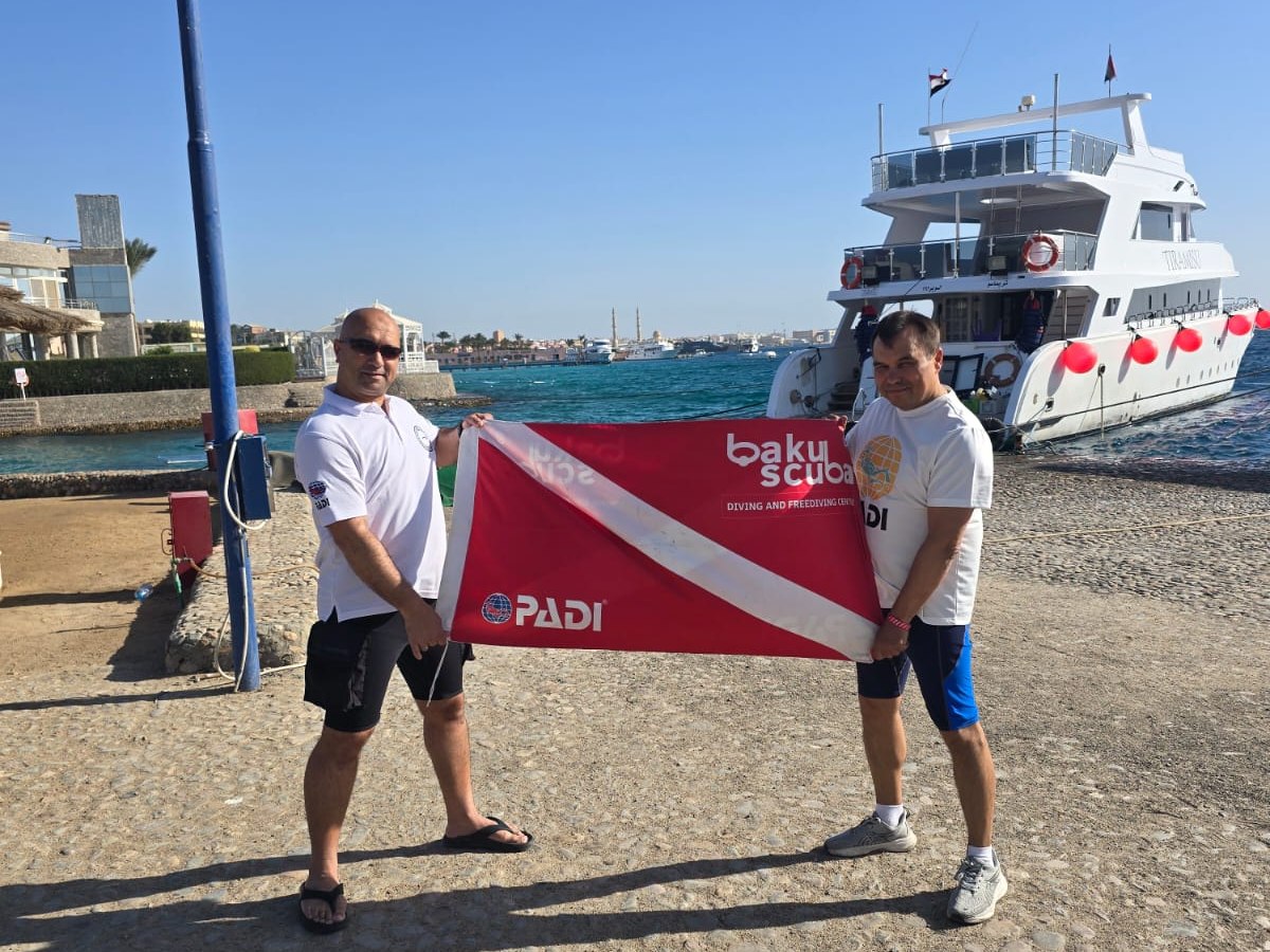 Baku Scuba divers with the club flag on a dive trip